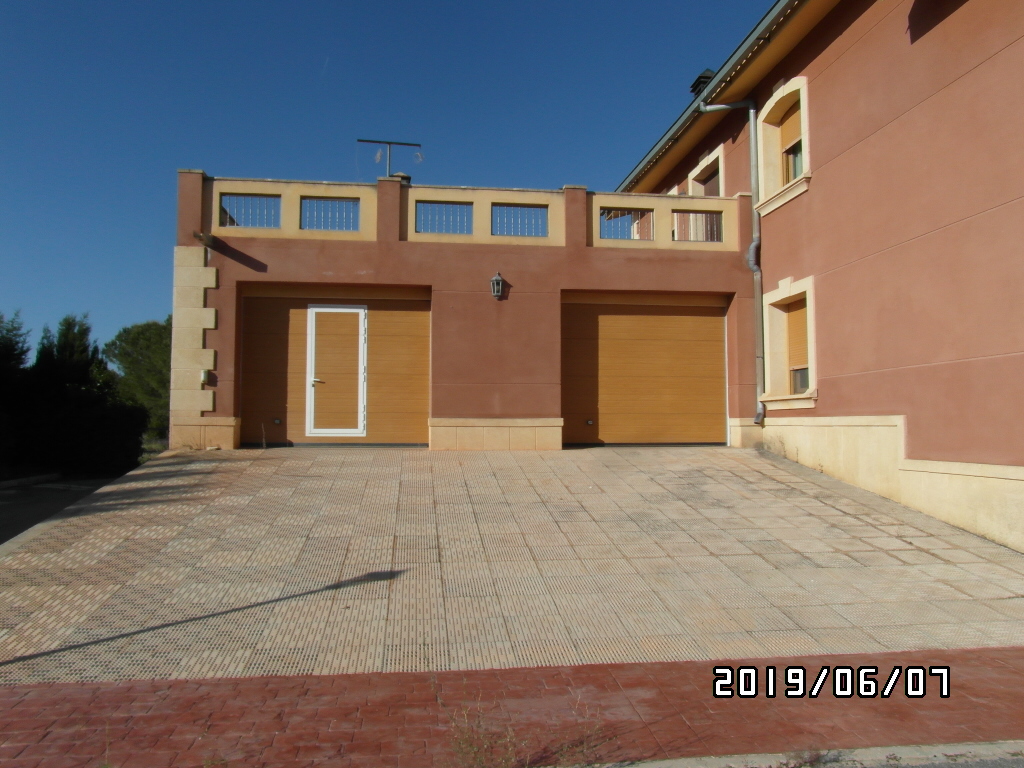 CHALET A SOLO 1 KM DE YECLA