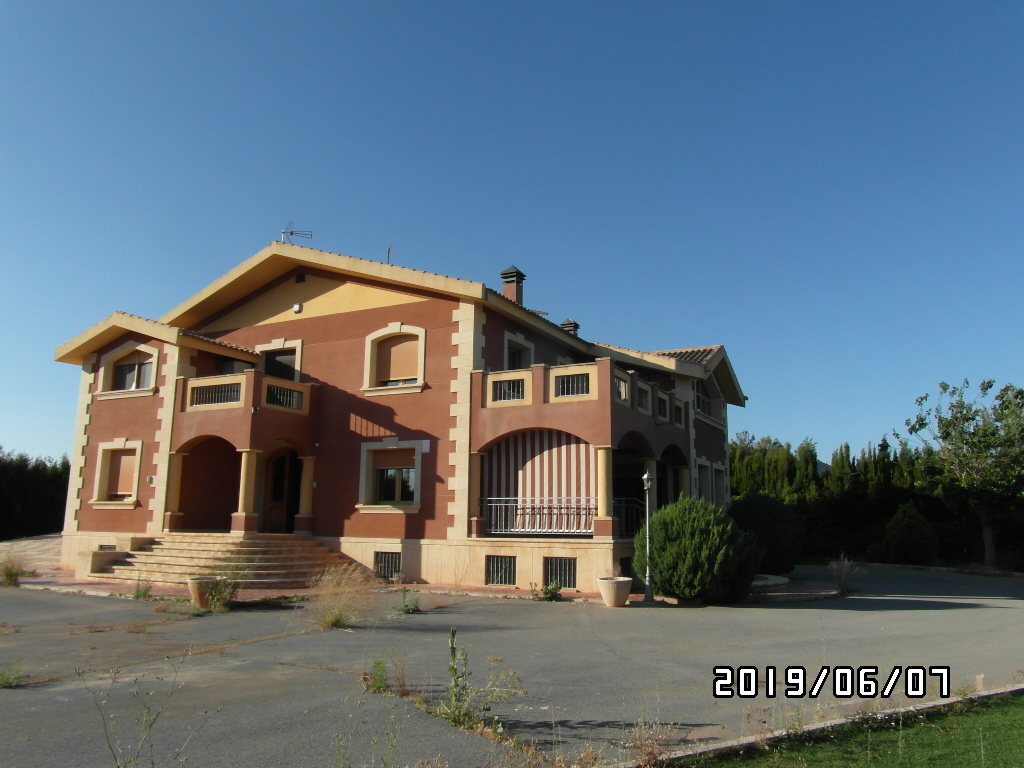 CHALET A SOLO 1 KM DE YECLA