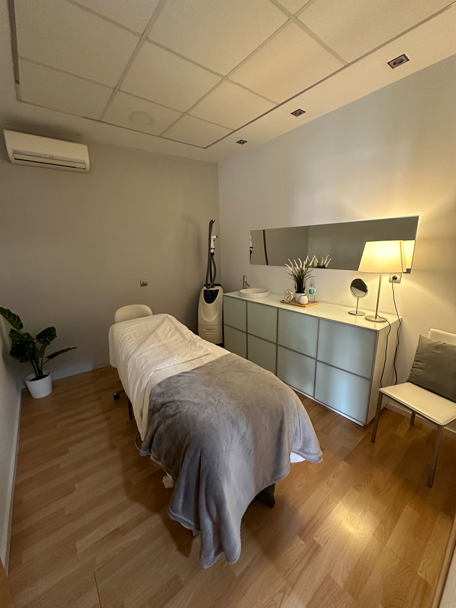 PISO INDEPENDIENTE EN PLANTA BAJA EN PLAZA CON JARDIN Y EN YECLA