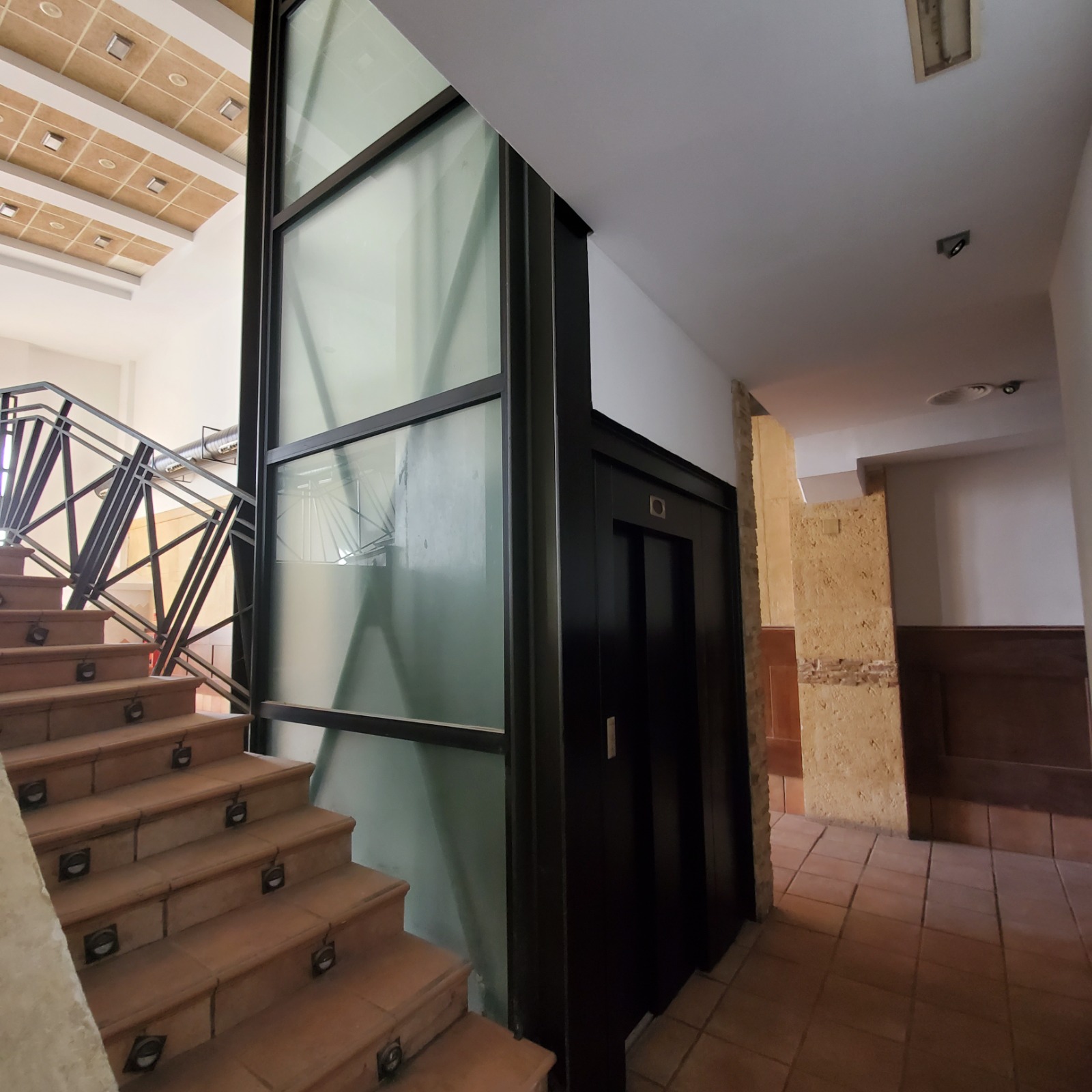 NAVE CON RESTAURANTE Y SALAS PARA EVENTOS Y EN YECLA