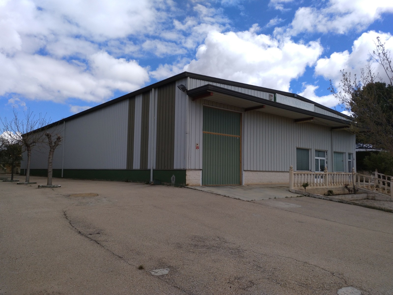 CHALET A 3 KM DE YECLA CON NAVE INDUSTRIAL