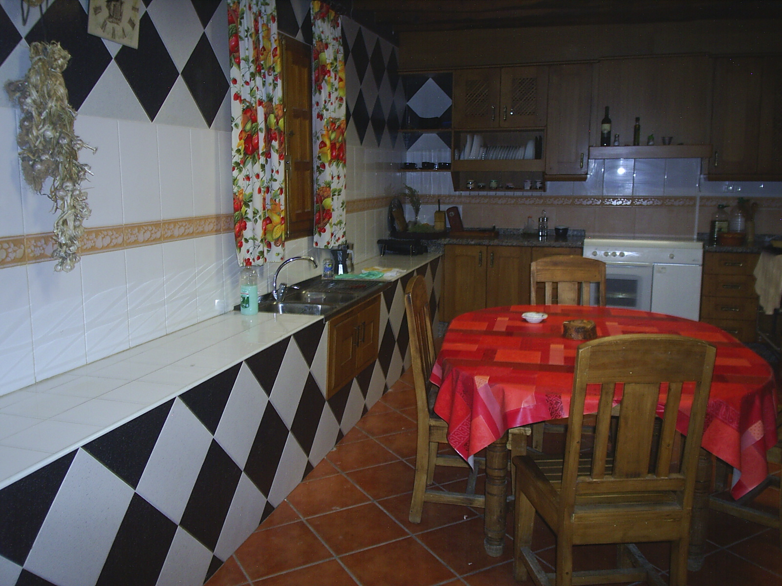 CHALET PARA VIVIR CERCA DEL AEROPUERTO DE ALICANTE Y EN YECLA