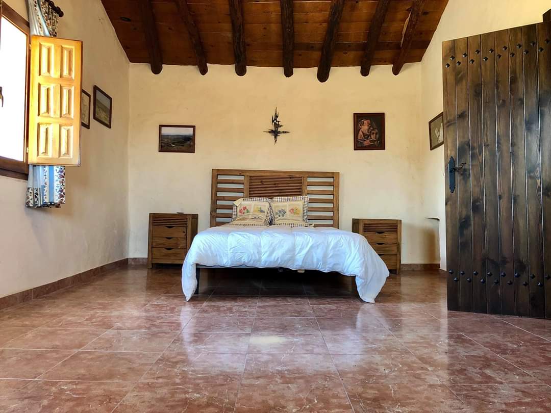 CHALET PARA VIVIR CERCA DEL AEROPUERTO DE ALICANTE Y EN YECLA