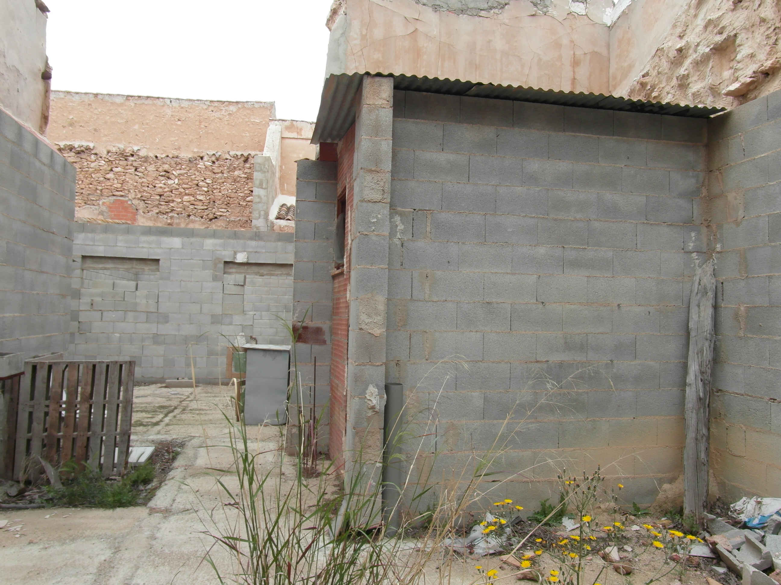 CASA EN CONSTRUCCION EN LA FUENTE DEL PINO DE JUMILLA