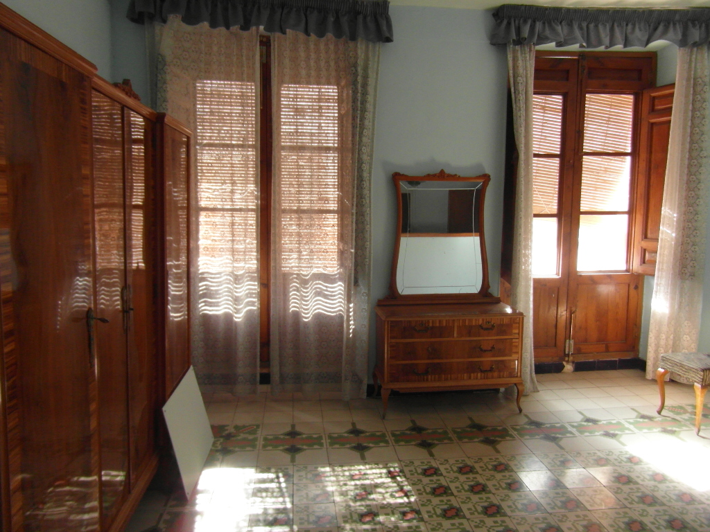 CASA INDEPENDIENTE 2 PLANTAS Y SOTANO EN EL CENTRO DE YECLA