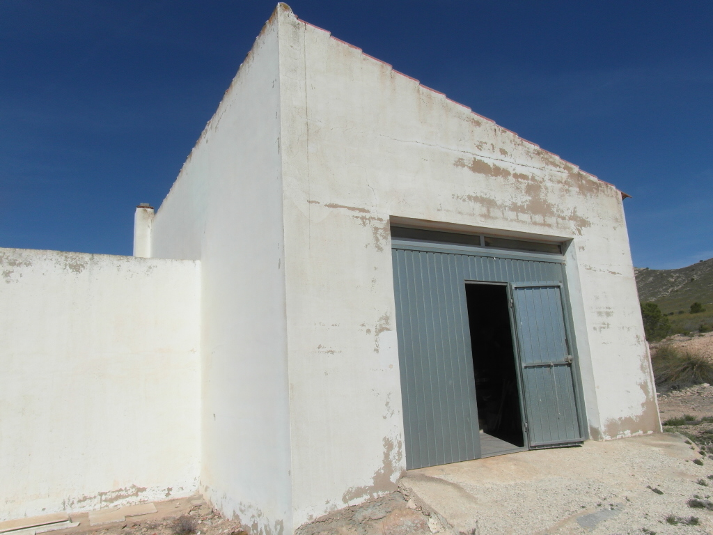 CHALET PARA ACABAR DE OBRA Y EN YECLA