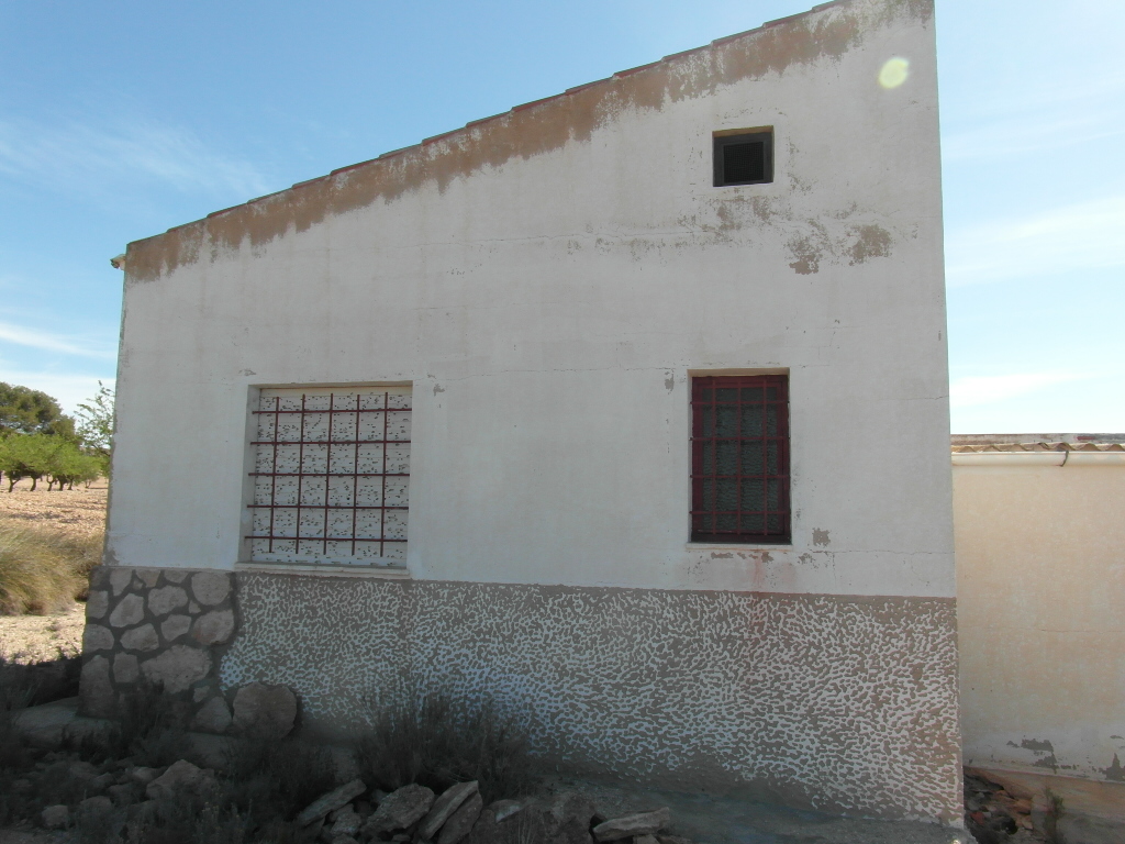 CHALET PARA ACABAR DE OBRA Y EN YECLA