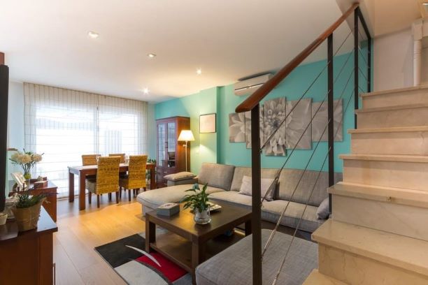 CASA TRIPLEX EN URBANIZACIÓN Y EN MENORCA