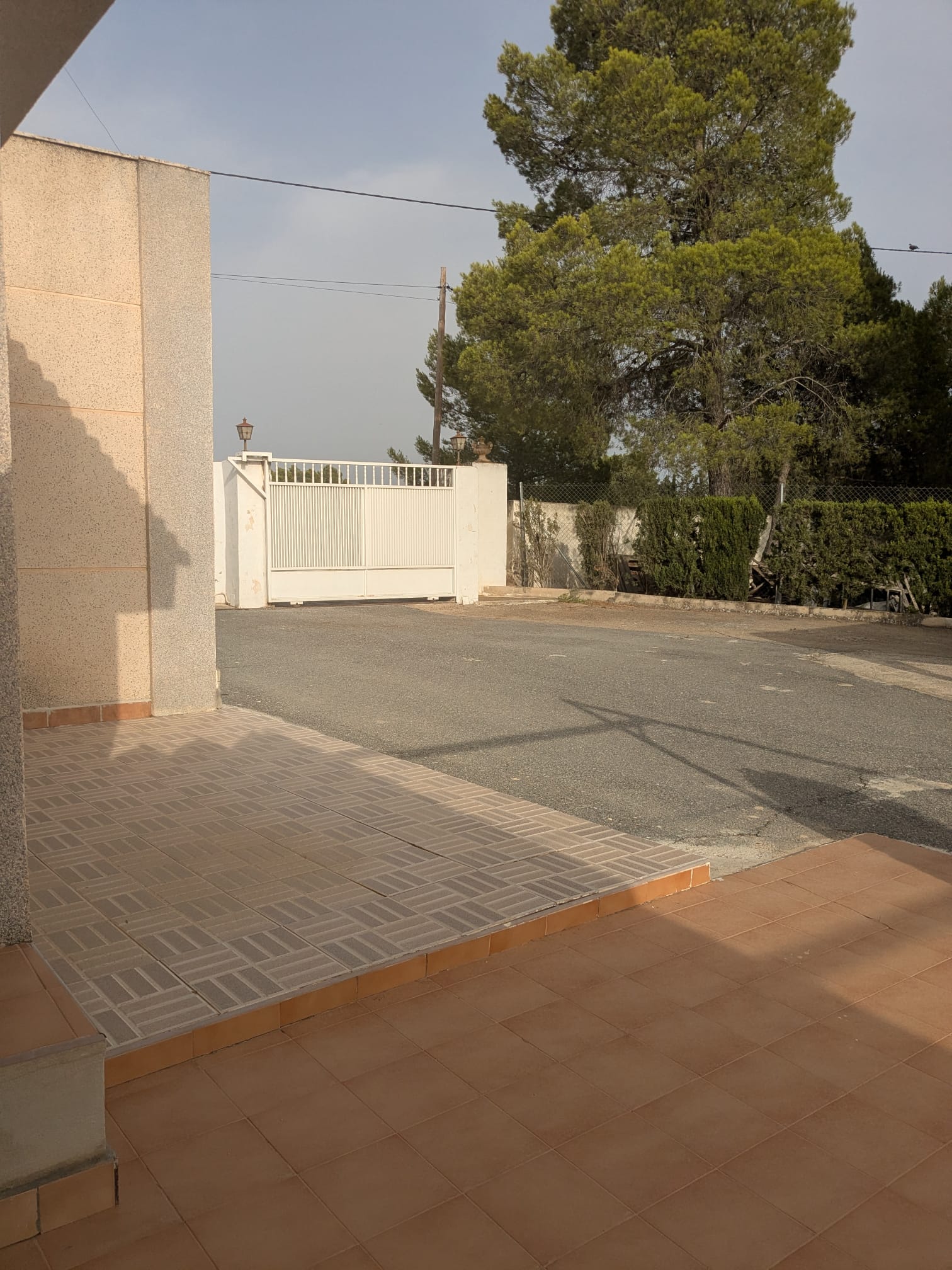 CHALET A 3 KM DE YECLA CON NAVE INDUSTRIAL