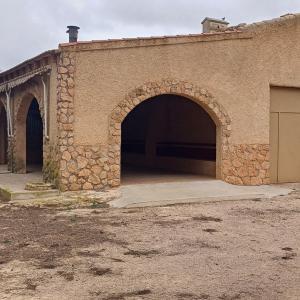 CHALET EN DOS PLANTAS CON AGUA Y LUZ Y EN YECLA