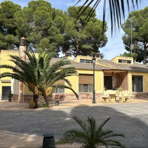 CHALET A 100 MTS DEL CASCO URBANO DE YECLA CHALET A 100 MTS DEL CASCO URBANO DE YECLA