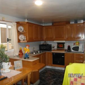 CASA GRANDE MUY CENTRICA CON GARAJE PARA VIVIR Y EN YECLA