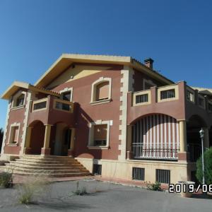 CHALET A SOLO 1 KM DE YECLA