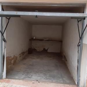 COCHERA INDEPENDIENTE CON PUERTA NUEVA Y EN YECLA COCHERA INDEPENDIENTE CON PUERTA NUEVA Y EN YECLA