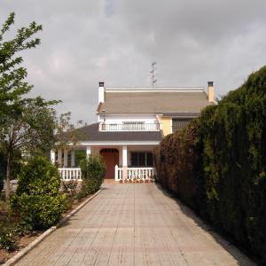 CHALET A 1 KM. CARRETERA DE ALMANSA