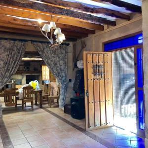 CHALET PARA VIVIR CERCA DEL AEROPUERTO DE ALICANTE Y EN YECLA