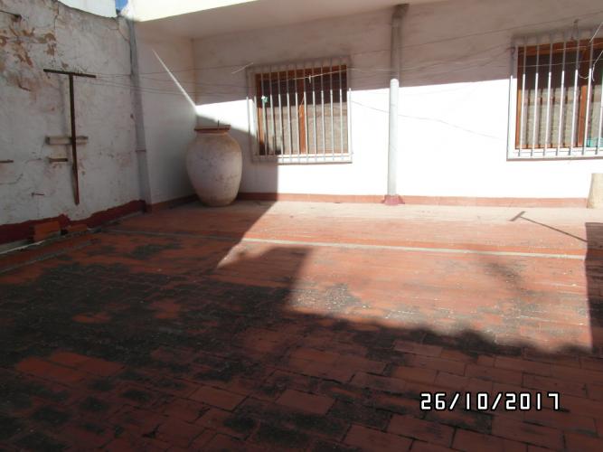 CASA INDEPENDIENTE MUY CENTRICA Y GRANDE EN YECLA.