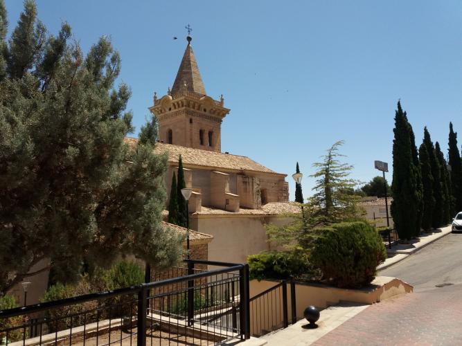 CASA MUY CENTRICA PARA ARREGLAR Y EN YECLA