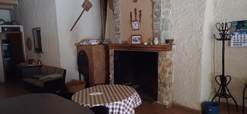 CHALET EN DOS PLANTAS CON AGUA Y LUZ Y EN YECLA