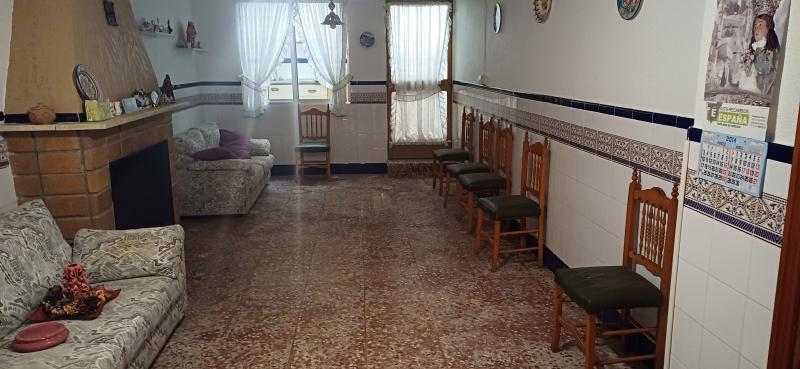 CHALET EN DOS PLANTAS CON AGUA Y LUZ Y EN YECLA