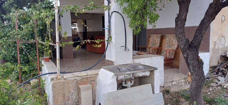 CHALET CON AGUA Y LUZ EN YECLA