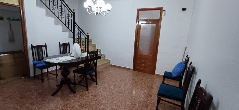 CASA GRANDE CON COCHERA CERCA DE SAN CAYETANO Y EN YECLA