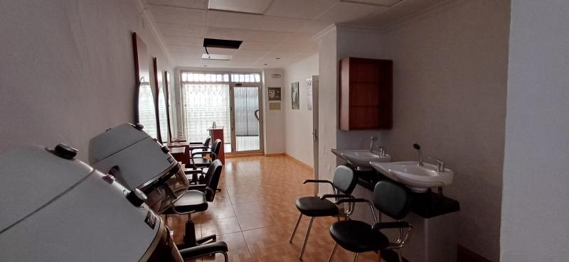 CASA GRANDE CON COCHERA CERCA DE SAN CAYETANO Y EN YECLA