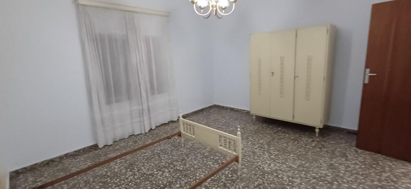 CASA GRANDE CON COCHERA CERCA DE SAN CAYETANO Y EN YECLA