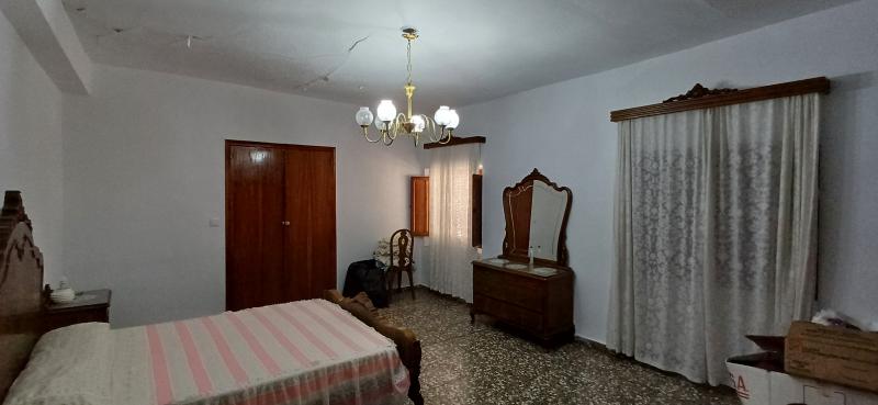 CASA GRANDE CON COCHERA CERCA DE SAN CAYETANO Y EN YECLA