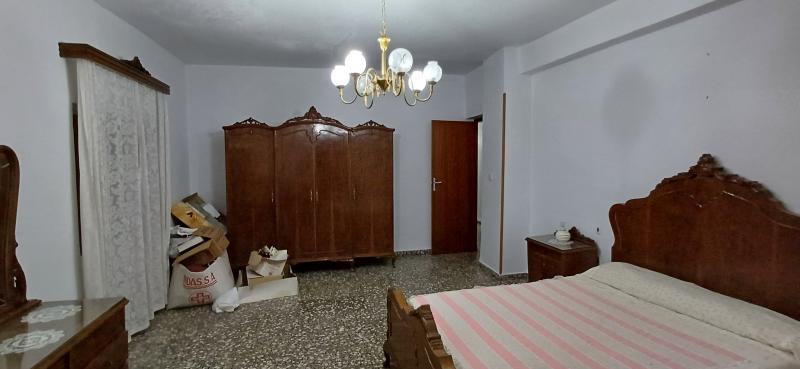 CASA GRANDE CON COCHERA CERCA DE SAN CAYETANO Y EN YECLA