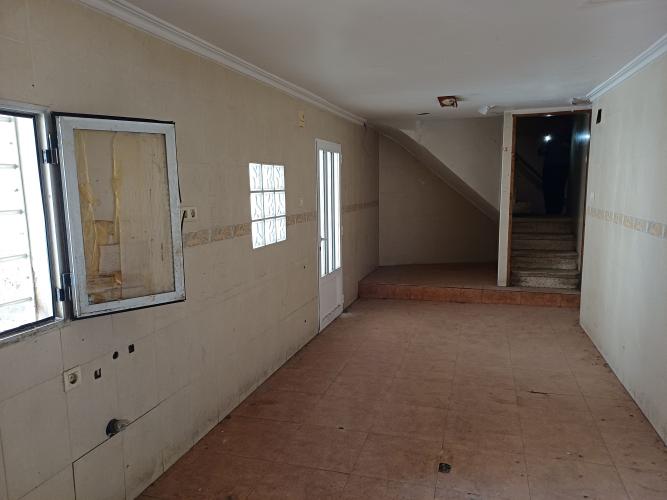 CASA INDEPENDIENTE CON COCHERA Y PATIO POR LA IGLESIA VIEJA EN YECLA