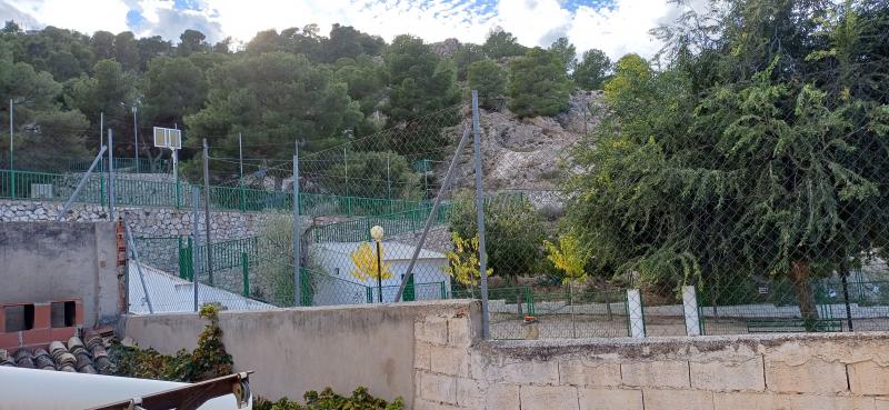 CASA INDEPENDIENTE CON COCHERA Y PATIO POR LA IGLESIA VIEJA EN YECLA