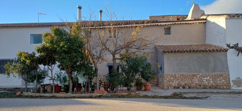 CASA DE CAMPO ADOSADA CON 2 COCHERAS CERRADAS INDEPENDIENTES Y EN YECLA
