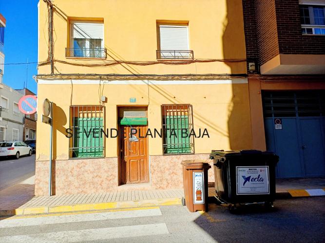 CASA EN PLANTA BAJA EN ESQUINA Y MUY CERCA DEL UVEN Y EN YECLA