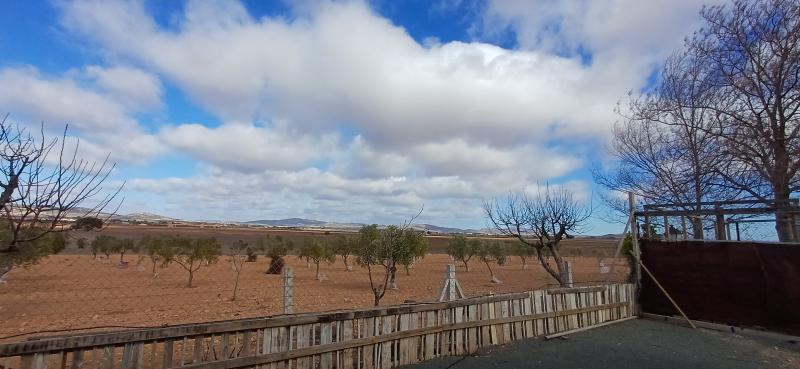 CHALET PARA VIVIR TODO EL AÑO Y EN YECLA