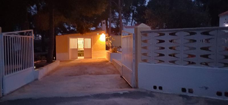 CHALE A SOLO 1 KM DE YECLA PARA VIVIR TODO EL AÑO.