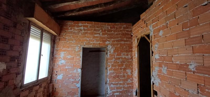 CASA INDEPENDIENTE PARA HACER ARREGLOS Y EN EL CENTRO DE YECLA