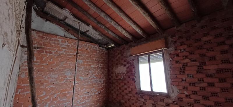 CASA INDEPENDIENTE PARA HACER ARREGLOS Y EN EL CENTRO DE YECLA