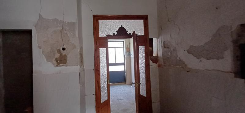 CASA INDEPENDIENTE PARA HACER ARREGLOS Y EN EL CENTRO DE YECLA