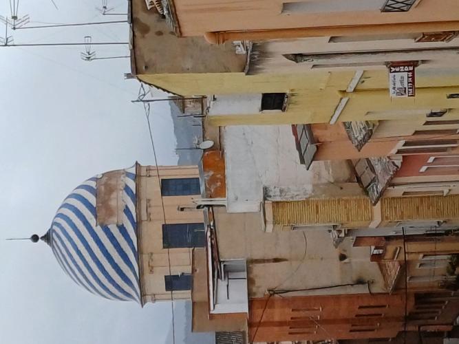 CASA INDEPENDIENTE PARA HACER ARREGLOS Y EN EL CENTRO DE YECLA