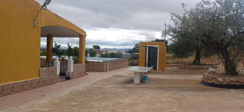 CHALET AMUEBLADO CERCA PARA VIVIR Y DE YECLA 