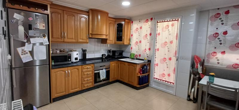 CASA DUPLEX EN UNA PLAZA CON 2 GARAJES Y EN YECLA