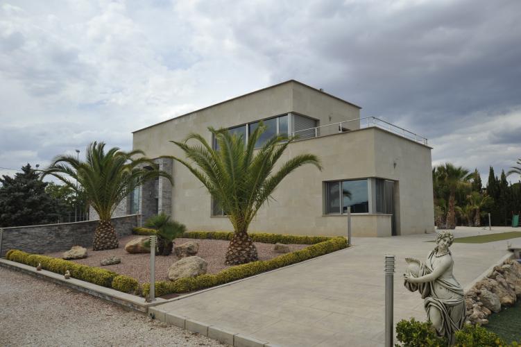 CHALET PARA VIVIR TODO EL AÑO Y EN YECLA