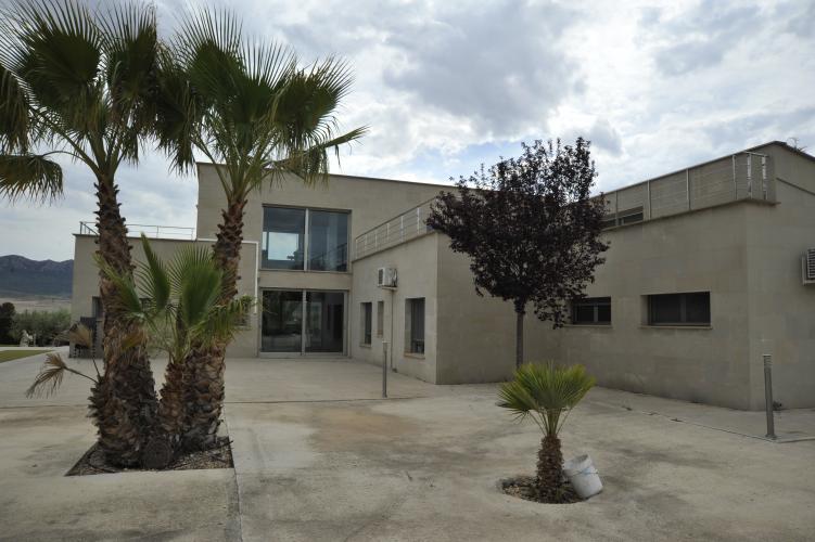 CHALET PARA VIVIR TODO EL AÑO Y EN YECLA