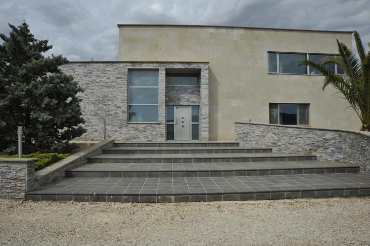 CHALET PARA VIVIR TODO EL AÑO Y EN YECLA