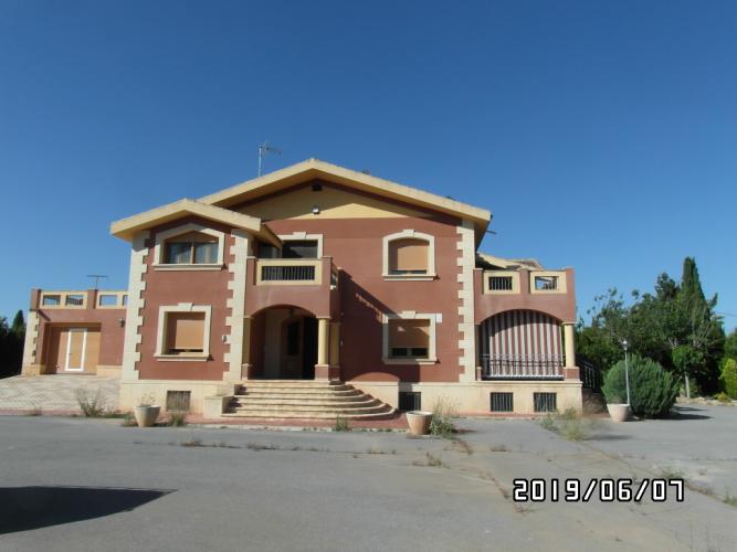 CHALET A SOLO 1 KM DE YECLA