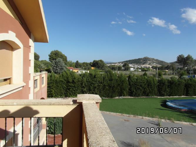 CHALET A SOLO 1 KM DE YECLA