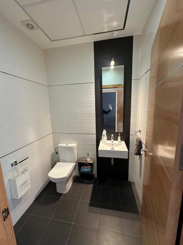 PISO INDEPENDIENTE EN PLANTA BAJA EN PLAZA CON JARDIN Y EN YECLA