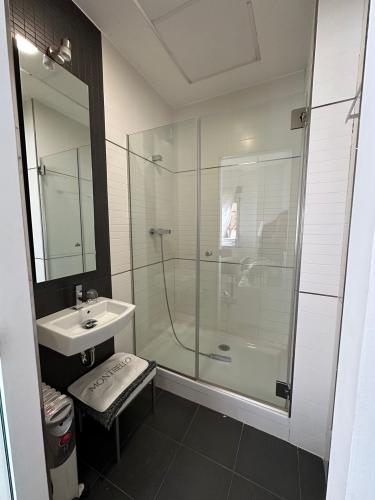 PISO INDEPENDIENTE EN PLANTA BAJA EN PLAZA CON JARDIN Y EN YECLA