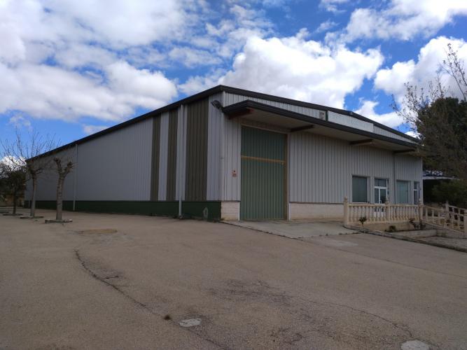 CHALET A 3 KM DE YECLA CON NAVE INDUSTRIAL